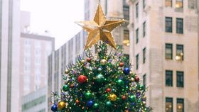 Câte zile libere legale de la stat au românii în decembrie 2023?